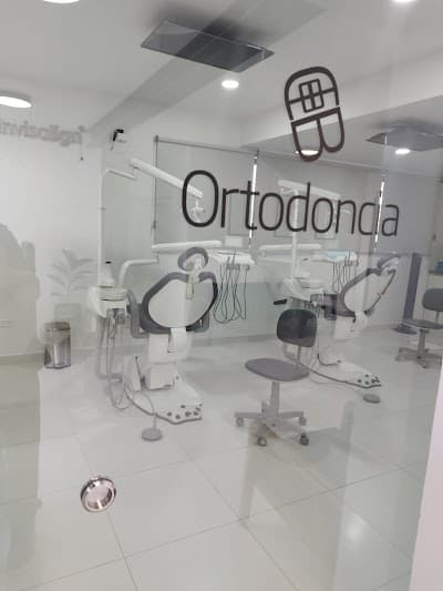 Dentique By Dra. Cinthia Borbon