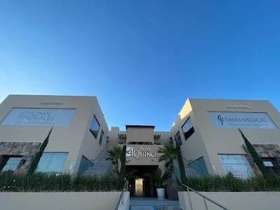 Dra. Yazmin Morales - Implantología y Estetica Dental