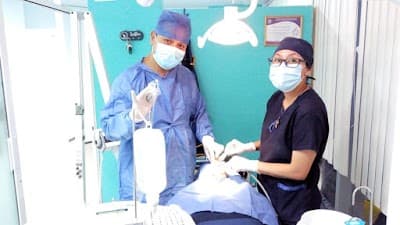 Especialista Endodoncia, periodoncia e implante dental. Dentista.